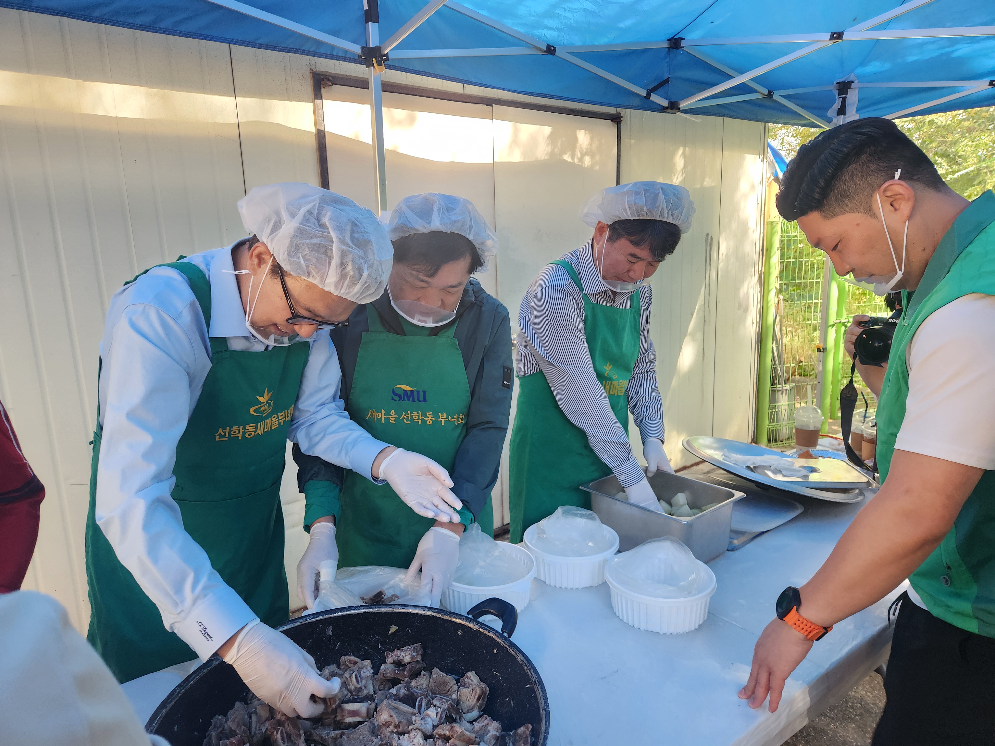 연수구 선학동 새마을부녀회는 지난달 27일 관내 저소득 세대를 위한 사랑의 갈비탕 나눔 행사를 진행했다